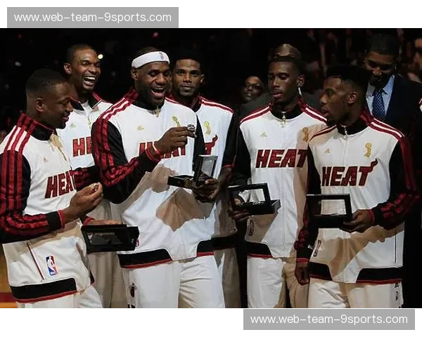 紫金星光与南海岸热浪:湖人vs热火,观众席上的众生相与时尚修罗场 紫金星光与南海岸热浪:湖人vs热火,观众席上的众生相与时尚修罗场